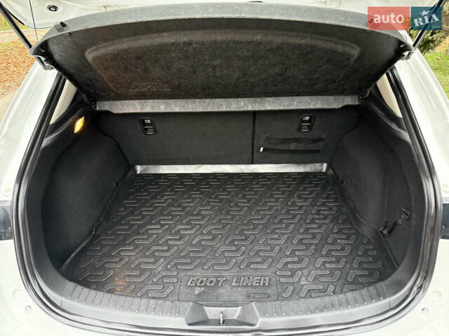 Белый Мазда 3, объемом двигателя 1.5 л и пробегом 120 тыс. км за 15000 $, фото 5 на Automoto.ua