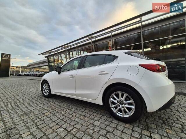 Белый Мазда 3, объемом двигателя 2 л и пробегом 199 тыс. км за 10999 $, фото 3 на Automoto.ua