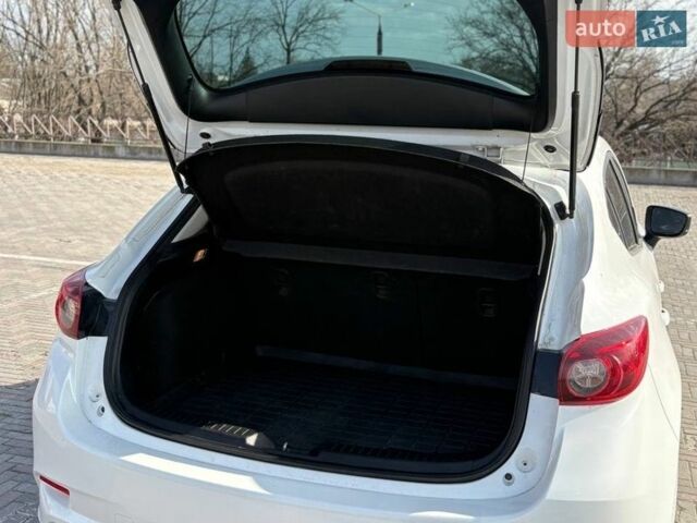 Белый Мазда 3, объемом двигателя 2 л и пробегом 106 тыс. км за 13500 $, фото 9 на Automoto.ua