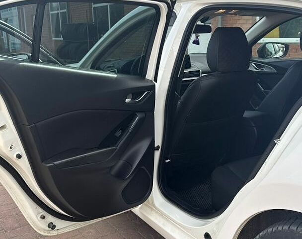 Белый Мазда 3, объемом двигателя 2 л и пробегом 96 тыс. км за 12000 $, фото 9 на Automoto.ua