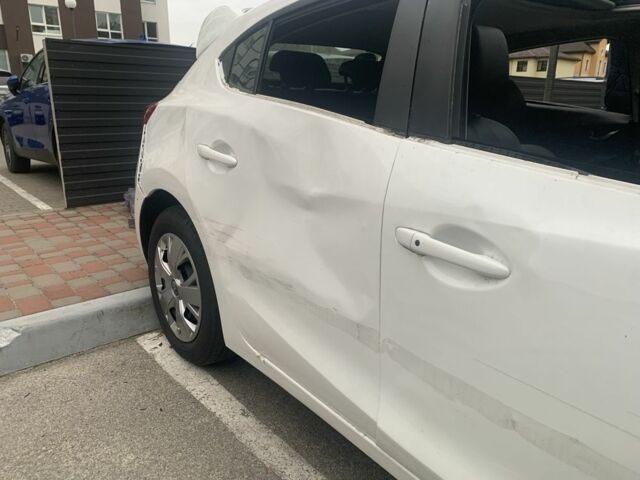 Білий Мазда 3, об'ємом двигуна 2.5 л та пробігом 110 тис. км за 6300 $, фото 4 на Automoto.ua