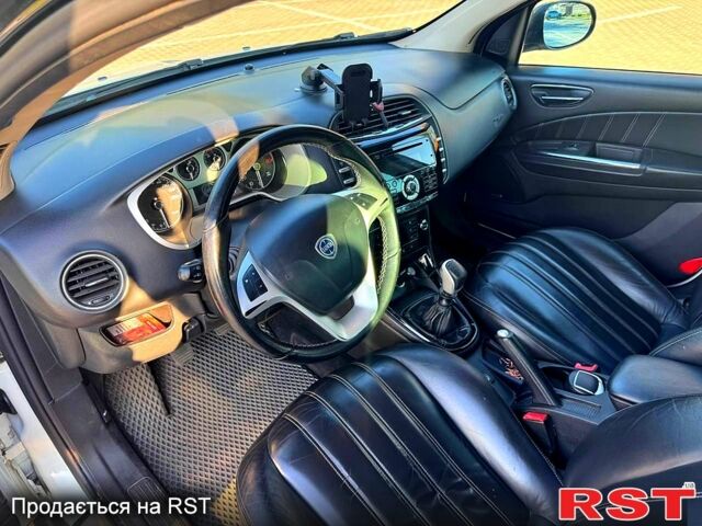 Білий Мазда 3, об'ємом двигуна 2.49 л та пробігом 90 тис. км за 12350 $, фото 30 на Automoto.ua