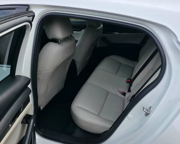Мазда 3 2019 в Луцке на Automoto.ua Белый Мазда 3, объемом двигателя 2.49 л и пробегом 68 тыс. км за 14999 $, фото 9 на Automoto.ua