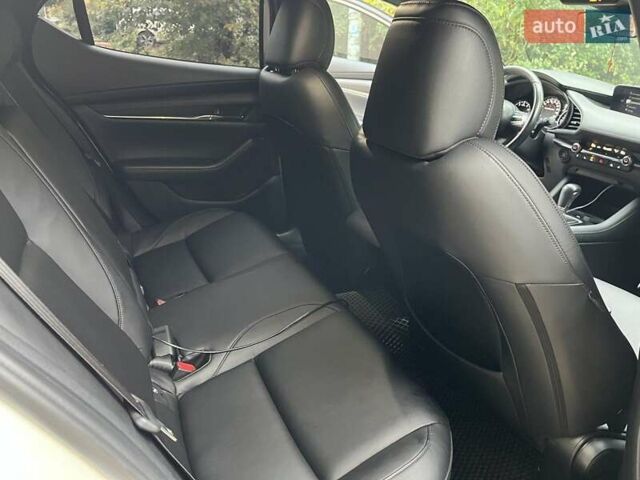 Мазда 3 2019 в Одессе на Automoto.ua Белый Мазда 3, объемом двигателя 2.49 л и пробегом 86 тыс. км за 14000 $, фото 5 на Automoto.ua