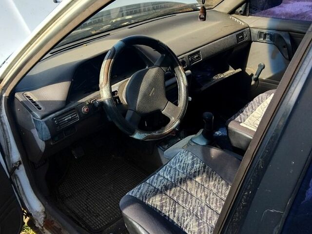 Белый Мазда 3, объемом двигателя 1.7 л и пробегом 300 тыс. км за 600 $, фото 6 на Automoto.ua