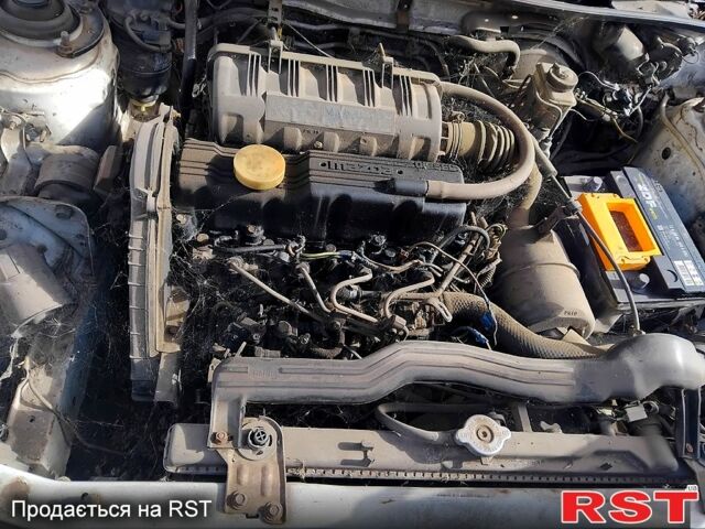 Белый Мазда 3, объемом двигателя 1.7 л и пробегом 300 тыс. км за 600 $, фото 2 на Automoto.ua