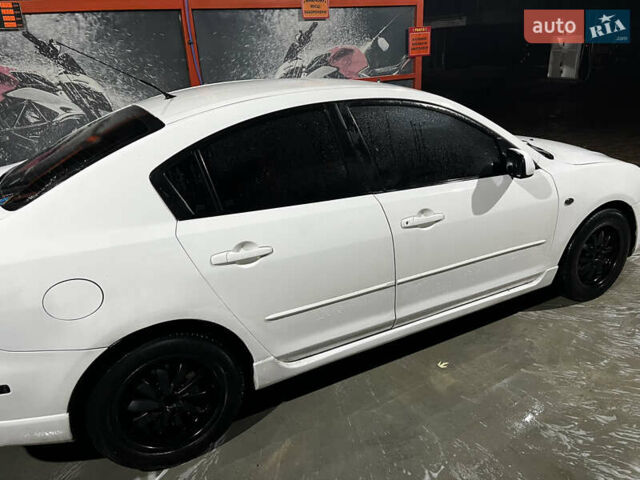 Белый Мазда 3, объемом двигателя 2 л и пробегом 295 тыс. км за 4500 $, фото 4 на Automoto.ua