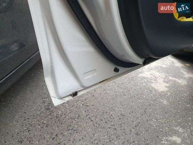 Белый Мазда 3, объемом двигателя 1.6 л и пробегом 120 тыс. км за 5999 $, фото 24 на Automoto.ua