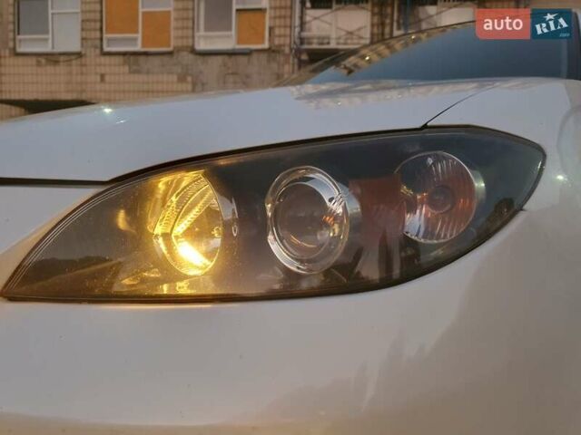 Белый Мазда 3, объемом двигателя 1.6 л и пробегом 120 тыс. км за 5999 $, фото 3 на Automoto.ua