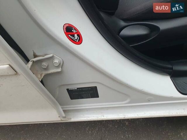 Белый Мазда 3, объемом двигателя 1.6 л и пробегом 120 тыс. км за 5999 $, фото 26 на Automoto.ua