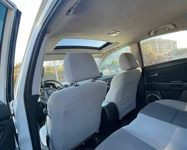 Білий Мазда 3, об'ємом двигуна 1.6 л та пробігом 190 тис. км за 6100 $, фото 11 на Automoto.ua