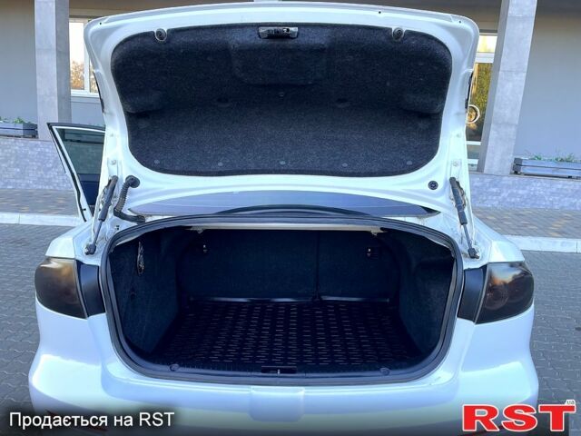 Белый Мазда 3, объемом двигателя 1.6 л и пробегом 215 тыс. км за 5650 $, фото 7 на Automoto.ua