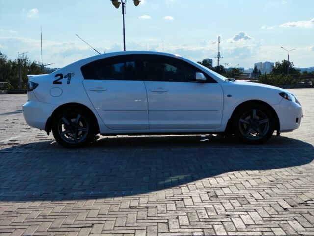 Белый Мазда 3, объемом двигателя 1.6 л и пробегом 215 тыс. км за 5700 $, фото 2 на Automoto.ua