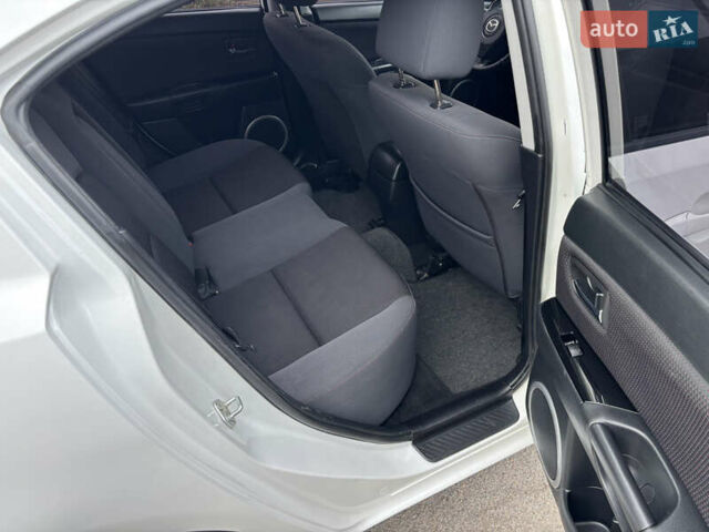 Білий Мазда 3, об'ємом двигуна 1.6 л та пробігом 156 тис. км за 6000 $, фото 14 на Automoto.ua