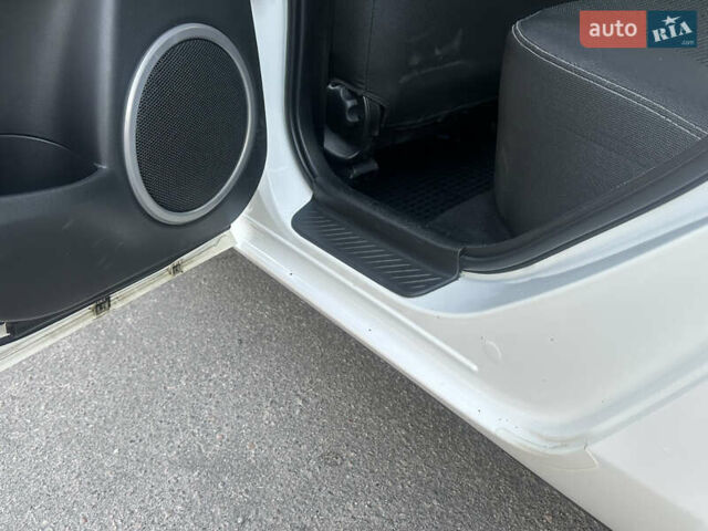 Белый Мазда 3, объемом двигателя 1.6 л и пробегом 165 тыс. км за 7500 $, фото 33 на Automoto.ua