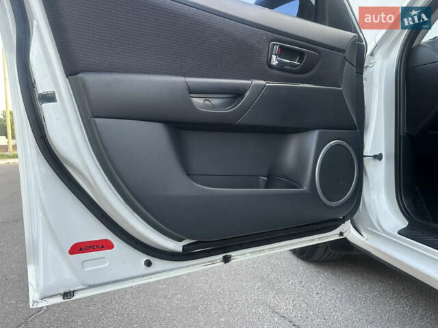 Белый Мазда 3, объемом двигателя 1.6 л и пробегом 165 тыс. км за 7500 $, фото 26 на Automoto.ua