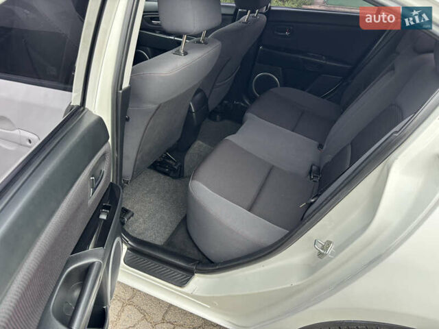 Білий Мазда 3, об'ємом двигуна 1.6 л та пробігом 156 тис. км за 6000 $, фото 13 на Automoto.ua