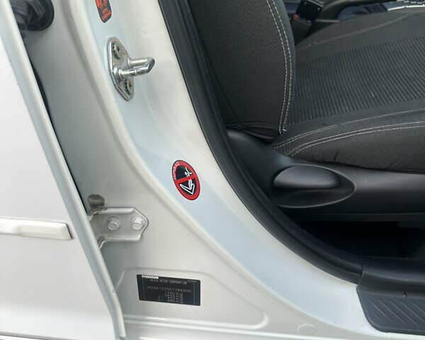 Белый Мазда 3, объемом двигателя 1.6 л и пробегом 165 тыс. км за 7500 $, фото 42 на Automoto.ua