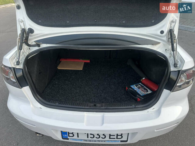 Белый Мазда 3, объемом двигателя 1.6 л и пробегом 165 тыс. км за 7500 $, фото 43 на Automoto.ua