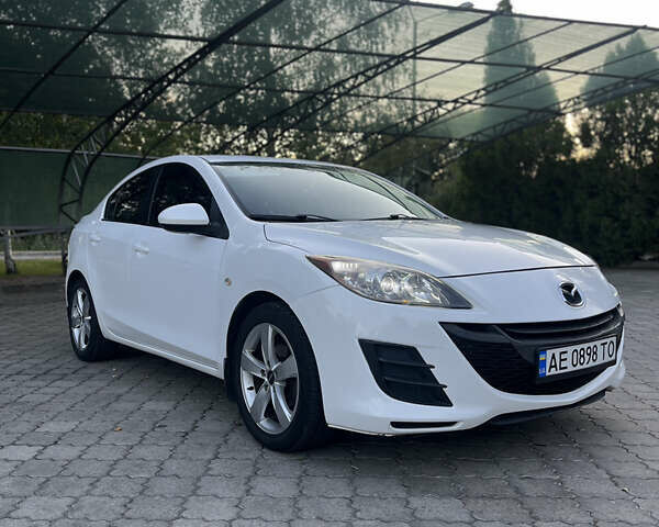 Белый Мазда 3, объемом двигателя 2 л и пробегом 194 тыс. км за 7500 $, фото 1 на Automoto.ua