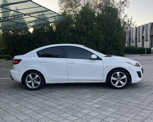 Белый Мазда 3, объемом двигателя 2 л и пробегом 194 тыс. км за 7500 $, фото 3 на Automoto.ua