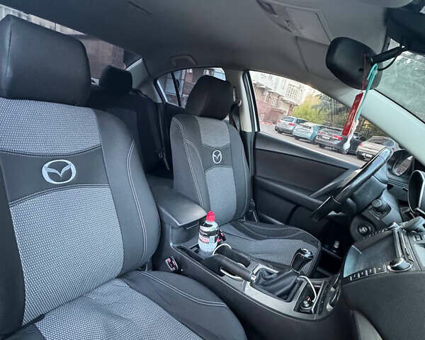 Белый Мазда 3, объемом двигателя 1.56 л и пробегом 269 тыс. км за 7000 $, фото 3 на Automoto.ua