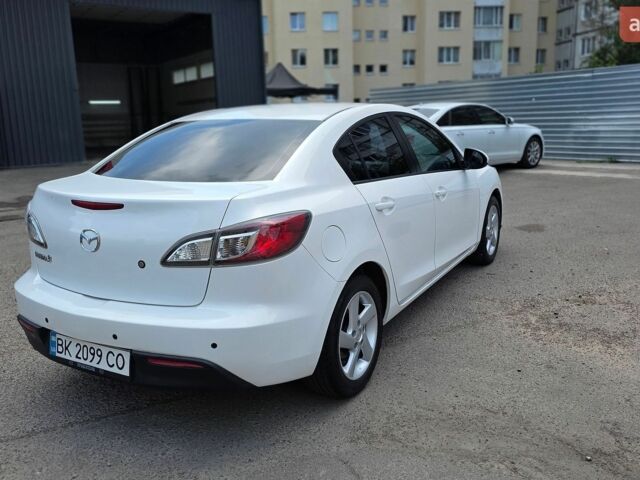 Белый Мазда 3, объемом двигателя 2 л и пробегом 200 тыс. км за 7800 $, фото 3 на Automoto.ua
