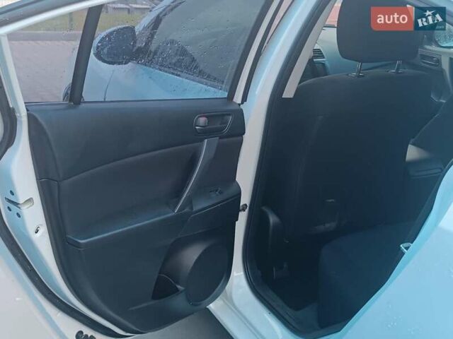 Белый Мазда 3, объемом двигателя 2 л и пробегом 137 тыс. км за 6500 $, фото 14 на Automoto.ua