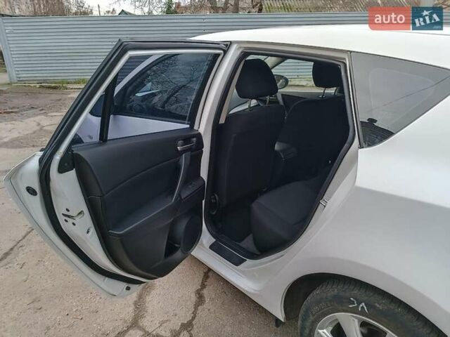 Білий Мазда 3, об'ємом двигуна 1.6 л та пробігом 130 тис. км за 7790 $, фото 13 на Automoto.ua