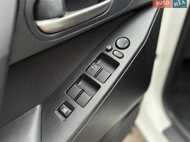 Білий Мазда 3, об'ємом двигуна 1.6 л та пробігом 170 тис. км за 9200 $, фото 26 на Automoto.ua