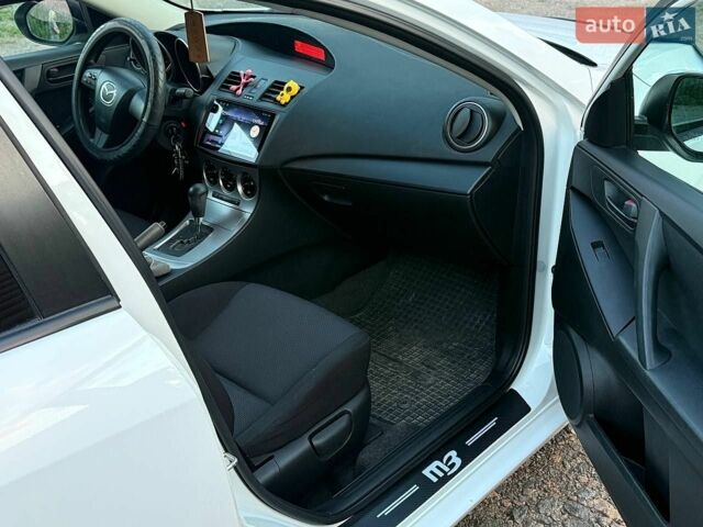 Білий Мазда 3, об'ємом двигуна 2 л та пробігом 208 тис. км за 7800 $, фото 4 на Automoto.ua
