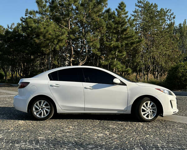 Белый Мазда 3, объемом двигателя 2 л и пробегом 247 тыс. км за 8500 $, фото 2 на Automoto.ua