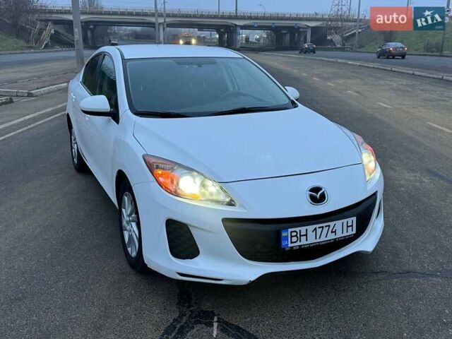 Белый Мазда 3, объемом двигателя 2 л и пробегом 177 тыс. км за 7500 $, фото 3 на Automoto.ua