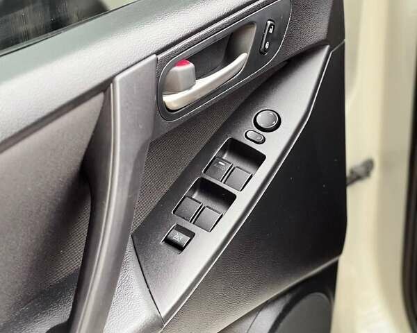 Белый Мазда 3, объемом двигателя 2 л и пробегом 200 тыс. км за 7900 $, фото 13 на Automoto.ua
