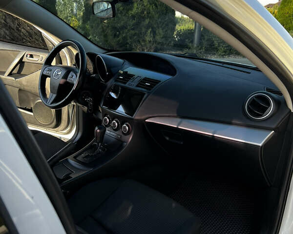 Белый Мазда 3, объемом двигателя 2 л и пробегом 247 тыс. км за 8500 $, фото 10 на Automoto.ua