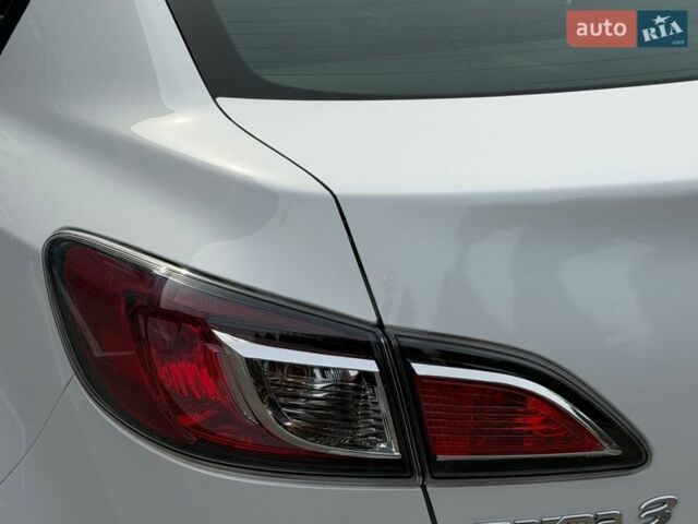 Білий Мазда 3, об'ємом двигуна 1.6 л та пробігом 40 тис. км за 9200 $, фото 18 на Automoto.ua