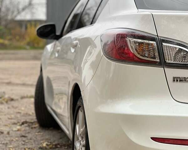 Белый Мазда 3, объемом двигателя 2 л и пробегом 200 тыс. км за 7900 $, фото 10 на Automoto.ua