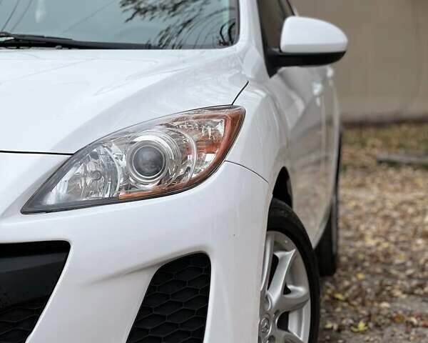 Белый Мазда 3, объемом двигателя 2 л и пробегом 200 тыс. км за 7900 $, фото 2 на Automoto.ua