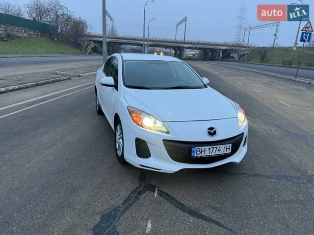 Белый Мазда 3, объемом двигателя 2 л и пробегом 177 тыс. км за 7500 $, фото 1 на Automoto.ua