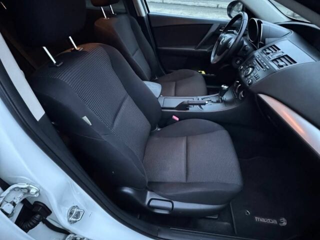 Белый Мазда 3, объемом двигателя 2 л и пробегом 177 тыс. км за 7500 $, фото 12 на Automoto.ua