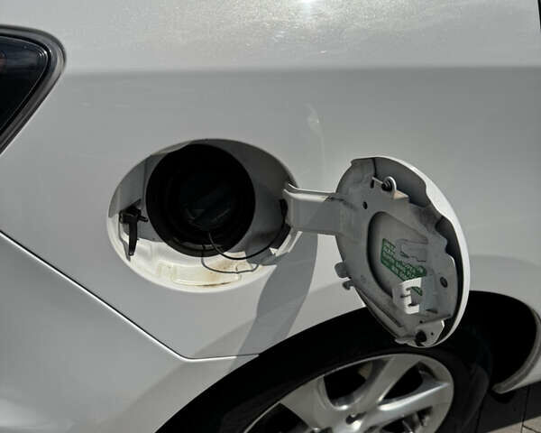 Белый Мазда 3, объемом двигателя 1.6 л и пробегом 180 тыс. км за 9350 $, фото 88 на Automoto.ua