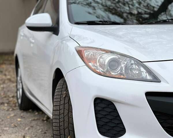 Белый Мазда 3, объемом двигателя 2 л и пробегом 200 тыс. км за 7900 $, фото 1 на Automoto.ua