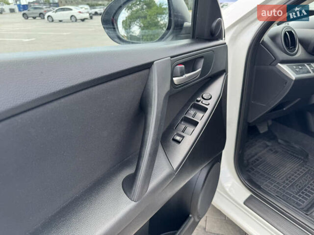 Белый Мазда 3, объемом двигателя 1.6 л и пробегом 180 тыс. км за 9350 $, фото 45 на Automoto.ua