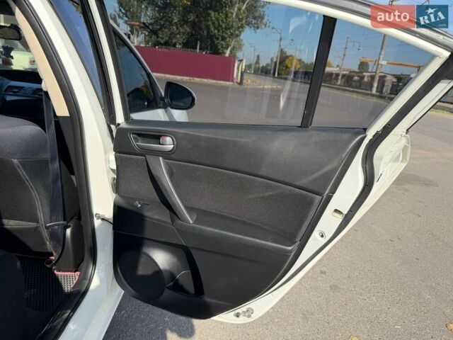 Білий Мазда 3, об'ємом двигуна 2 л та пробігом 230 тис. км за 7500 $, фото 12 на Automoto.ua