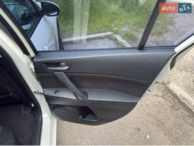 Белый Мазда 3, объемом двигателя 2 л и пробегом 182 тыс. км за 8300 $, фото 6 на Automoto.ua