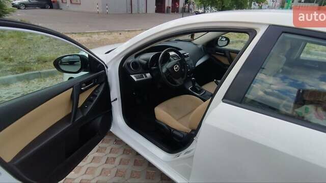 Белый Мазда 3, объемом двигателя 2 л и пробегом 200 тыс. км за 7500 $, фото 8 на Automoto.ua