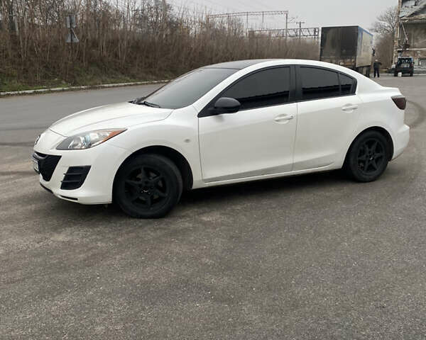 Белый Мазда 3, объемом двигателя 2 л и пробегом 158 тыс. км за 7600 $, фото 1 на Automoto.ua