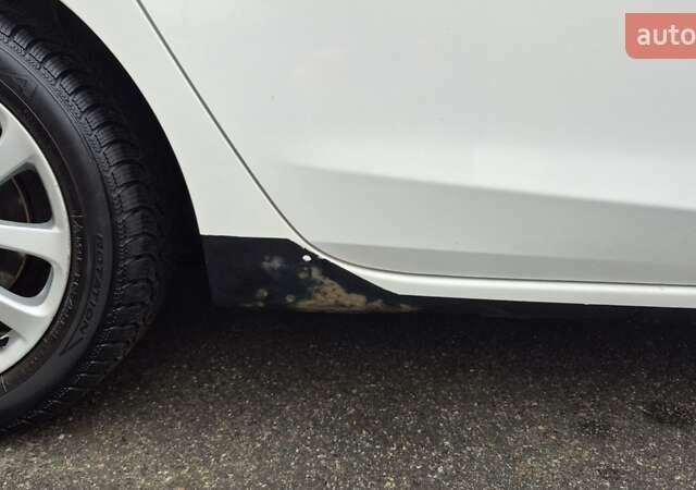 Білий Мазда 3, об'ємом двигуна 2 л та пробігом 231 тис. км за 8200 $, фото 6 на Automoto.ua