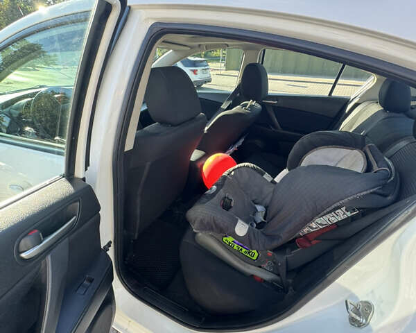 Білий Мазда 3, об'ємом двигуна 2 л та пробігом 208 тис. км за 8300 $, фото 9 на Automoto.ua