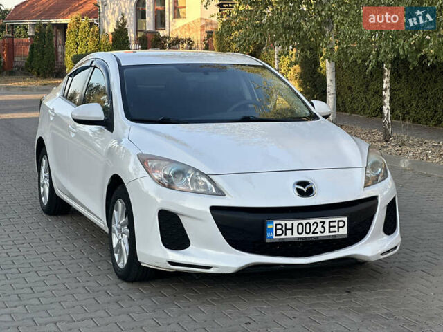 Белый Мазда 3, объемом двигателя 2 л и пробегом 165 тыс. км за 8000 $, фото 3 на Automoto.ua